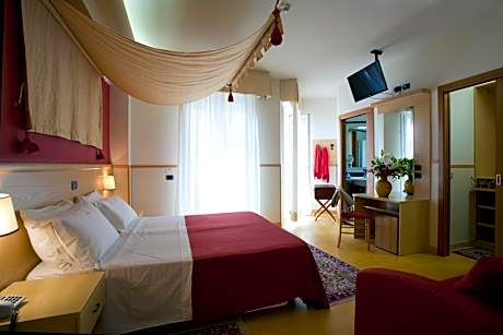 Junior Suite with Lateral Sea View