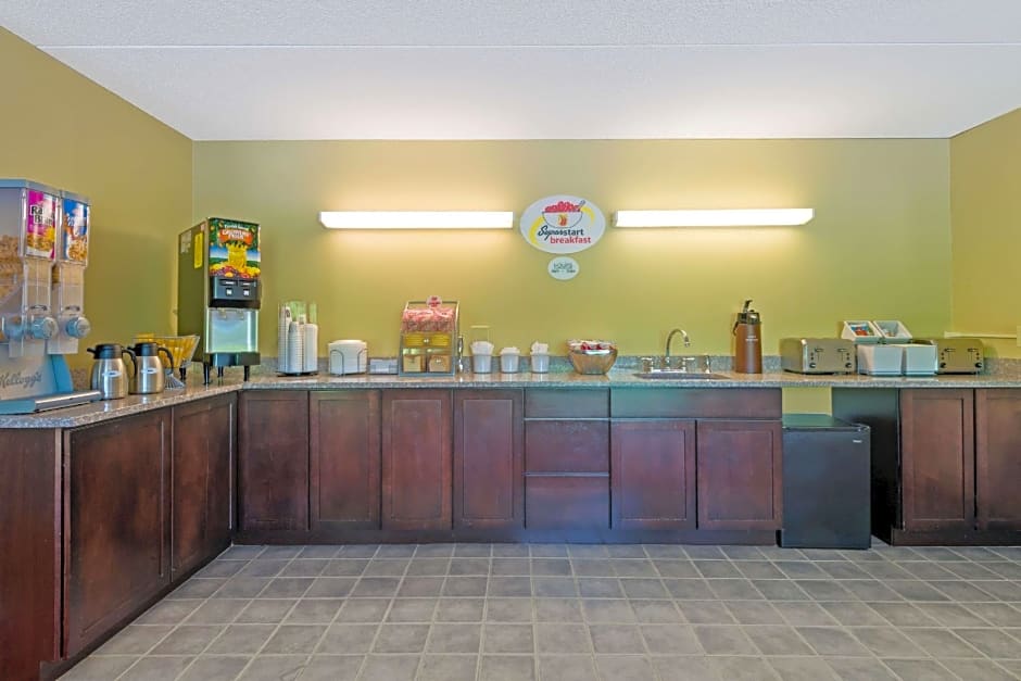 Super 8 by Wyndham White River Junction