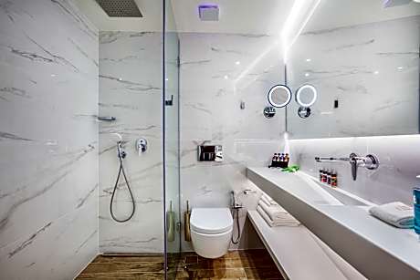 DELUXE (KING BED) BACKYARD VIEW