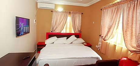 Carleton Hotel & Suites