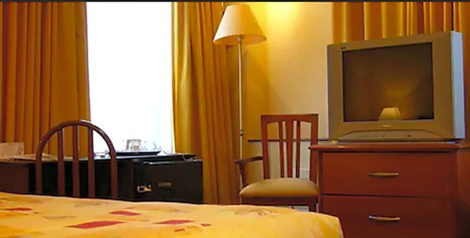 Hotel Alcalá Del Río