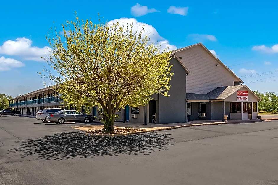 Econo Lodge Inn & Suites