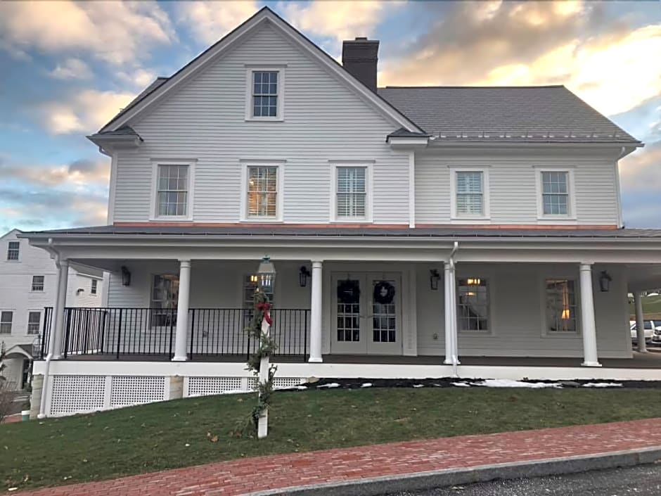Publick House Historic Inn and Country Motor Lodge