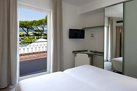Double or Twin Room with Sea View