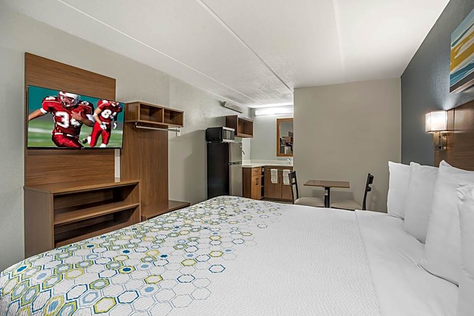 HomeTowne Studios by Red Roof Greenville