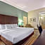 La Quinta Inn & Suites by Wyndham Maingate Fort Jackson