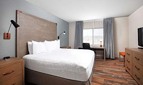 King Suite with Sofa Bed and Balcony - Kitchenette