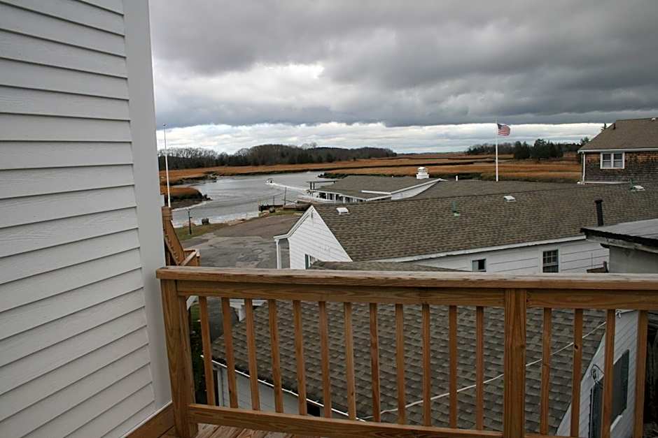 Shea's Riverside Inn & Motel
