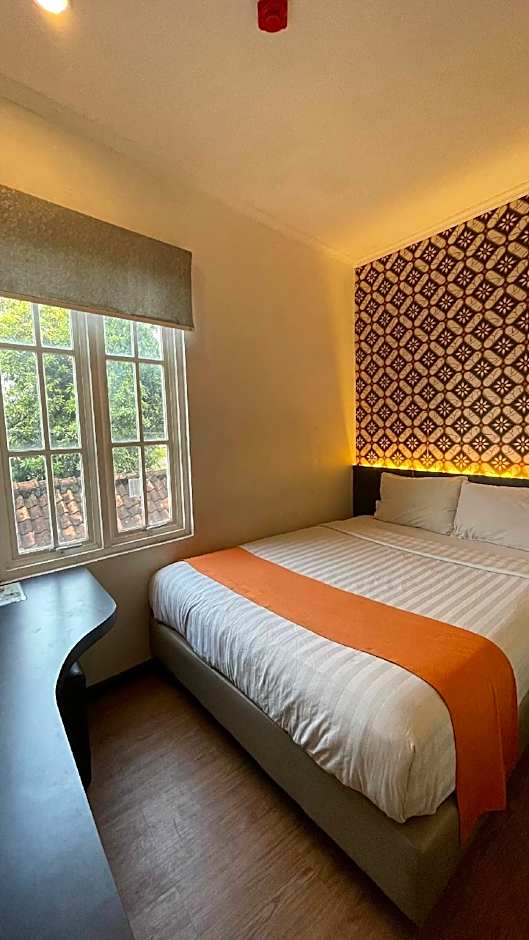 Front One Boutique Tugu Muda Semarang