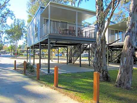 Deluxe 2 Bedroom Riverfront Cabin - Sleeps 5