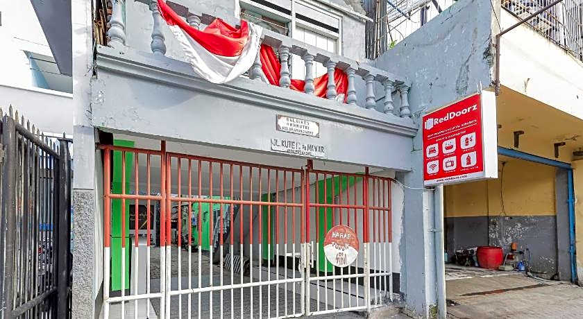 RedDoorz near Mayapada Hospital Surabaya