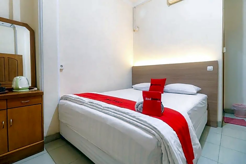 RedDoorz Plus near WTC Batanghari Mall
