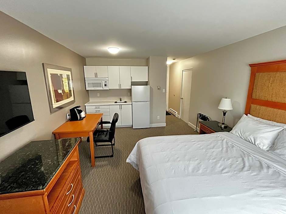 Photo 1 of 11 of Deluxe 1 Queen Bed Suite