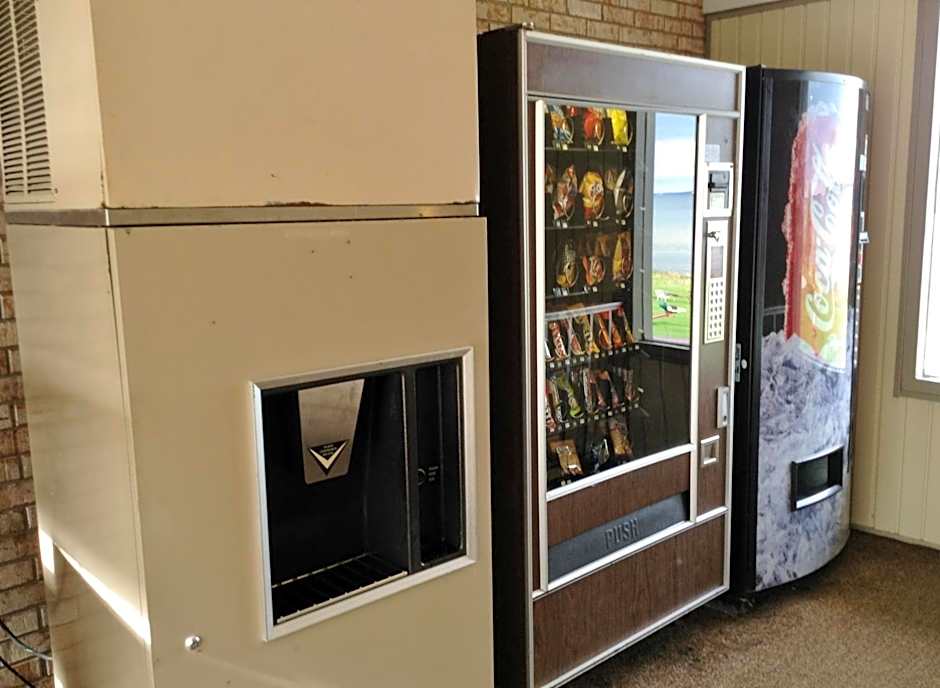 Days Inn & Suites by Wyndham St. Ignace Lakefront