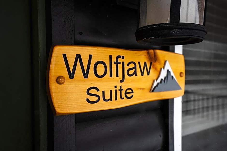 Wolfjaw Lodge