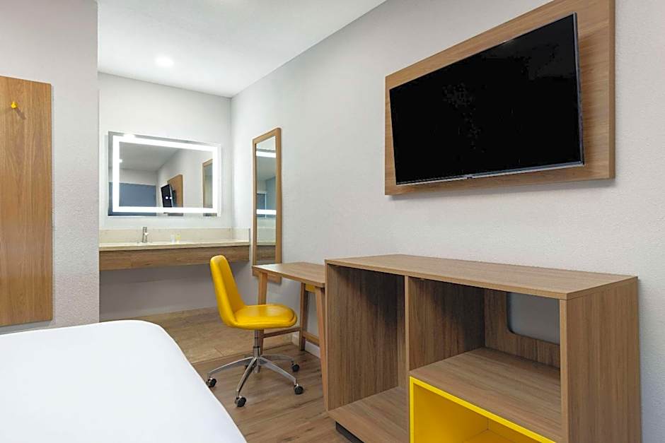 Days Inn by Wyndham Bakersfield