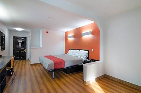 1 King Bed | Mob Acc RI Shwr Nsmk Micfridg