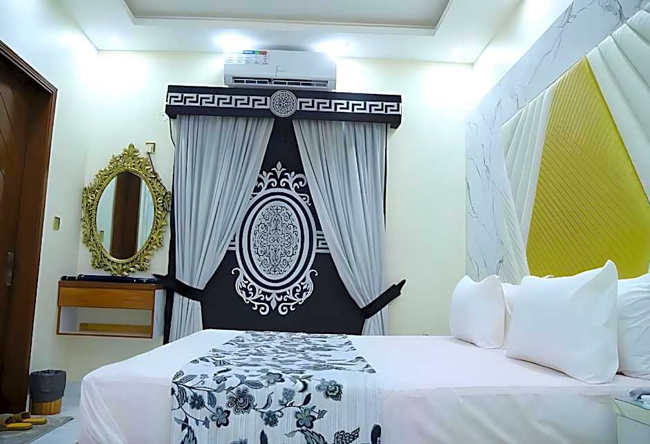 Roomi Rezidor – Karachi, TX