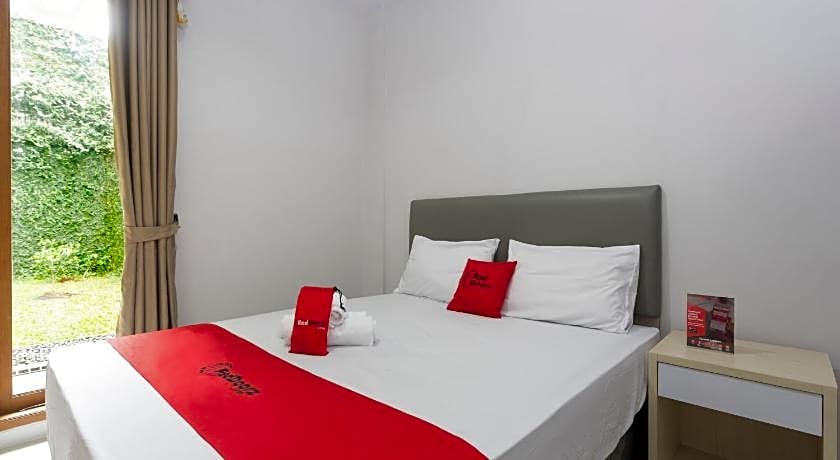 RedDoorz Plus near Cilandak Town Square 2