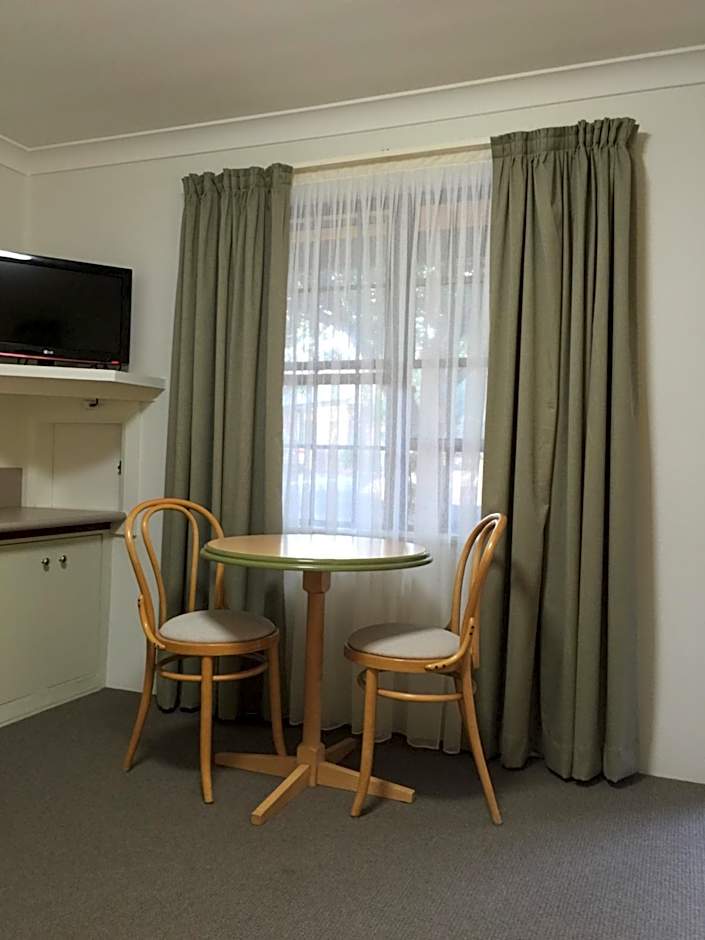 Ten Dollar Town Motel