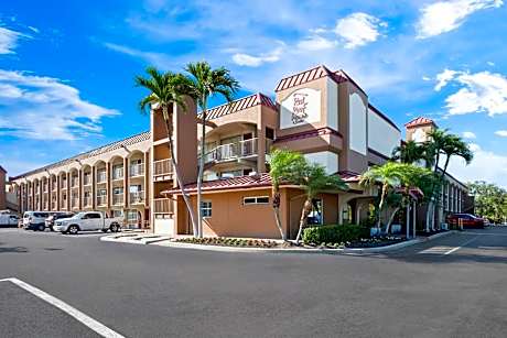 Red Roof PLUS+ & Suites Naples Downtown-5th Ave S