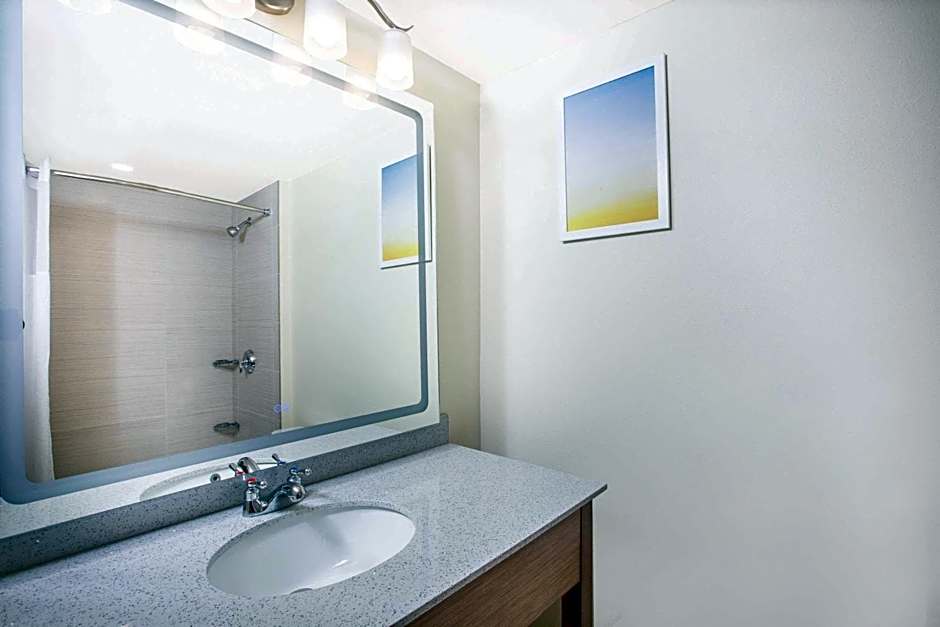 Days Inn & Suites by Wyndham Kearney NE