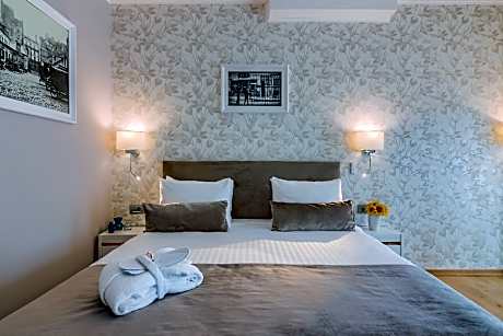 Attic Deluxe Double Room Window in the Ceiling