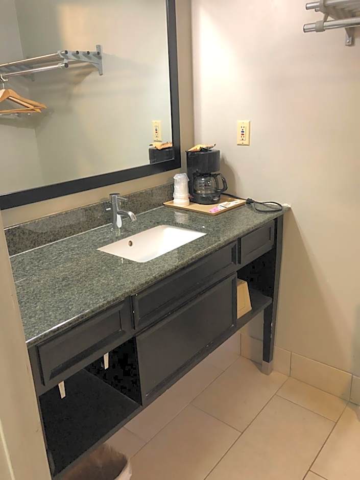 Deerfield Inn and Suites - Fairview