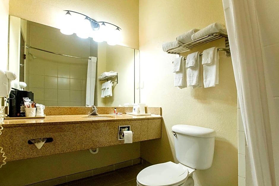 Days Inn & Suites by Wyndham Houston North/Aldine