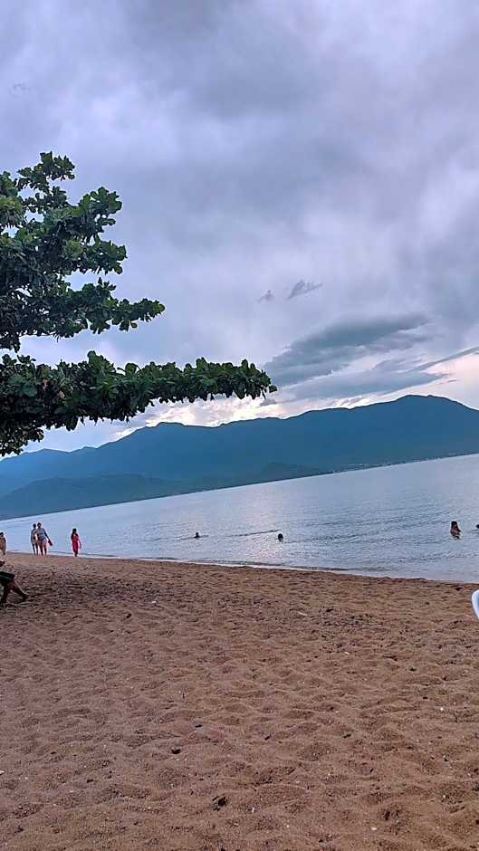 Casa pé na areia com vista especial do pôr do sol.