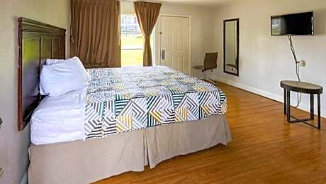 1 King Bed | Mob Acc RI Shwr Nsmk Micfridge