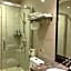 Baowan Hotel (Guangzhou Shangxiajiu Changshou Road Subway Station)