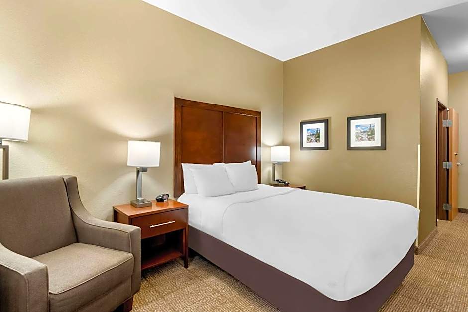 Comfort Inn & Suites Near University of Wyoming