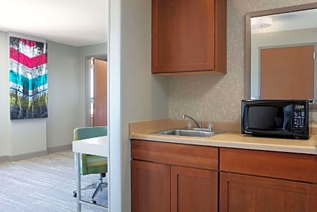 1 KING BED 1 BEDROOM SUITE NONSMOKING LIVING ROOM/32 IN HDTV/FREE WI-FI/ HOT BREAKFAST INCLUDED