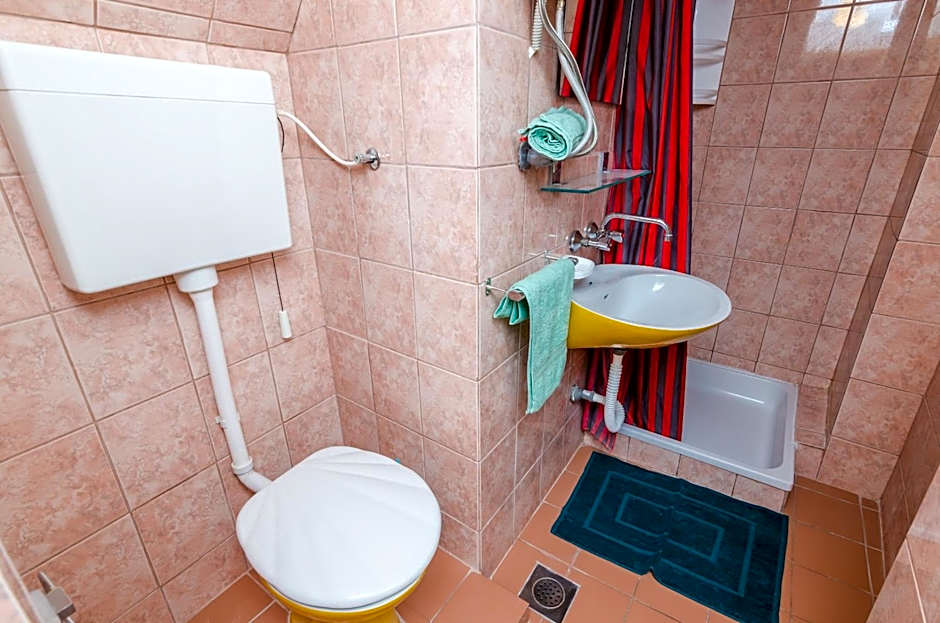 Apartments & Rooms Mihajica