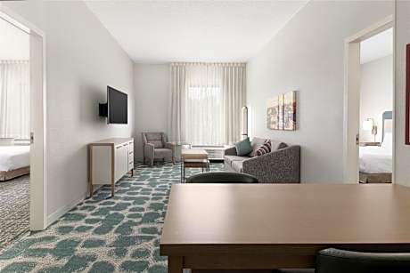 1Kng/2Qn Mobility/Hearing Access Tub Ste Nsmk