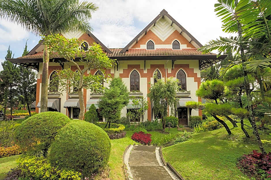 Royal Hotel and Villa Batu
