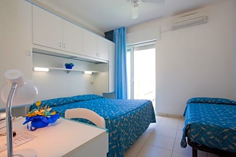Triple Room with Balcony and Lateral Sea View