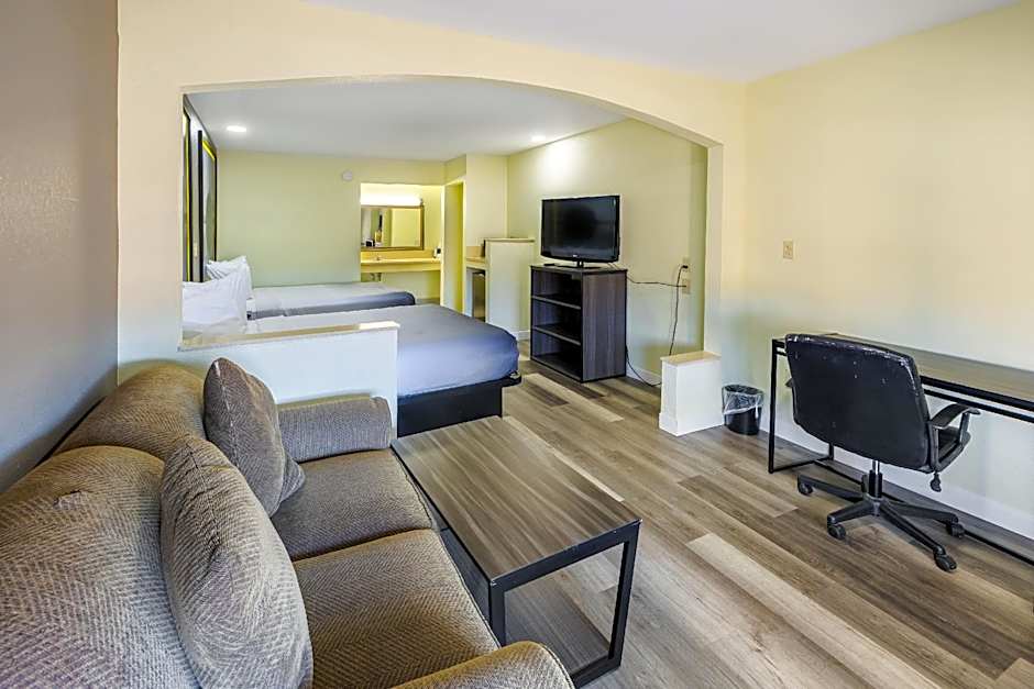 Super 8 by Wyndham Jackson MS Near the Fairgrounds