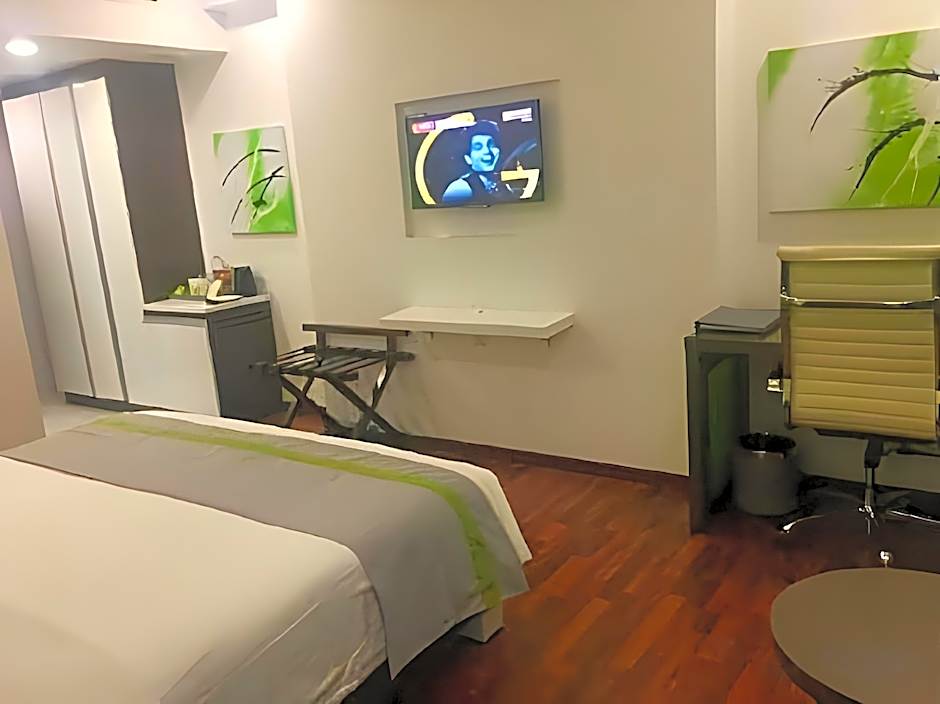 Lemon Tree Hotel Banjara Hills