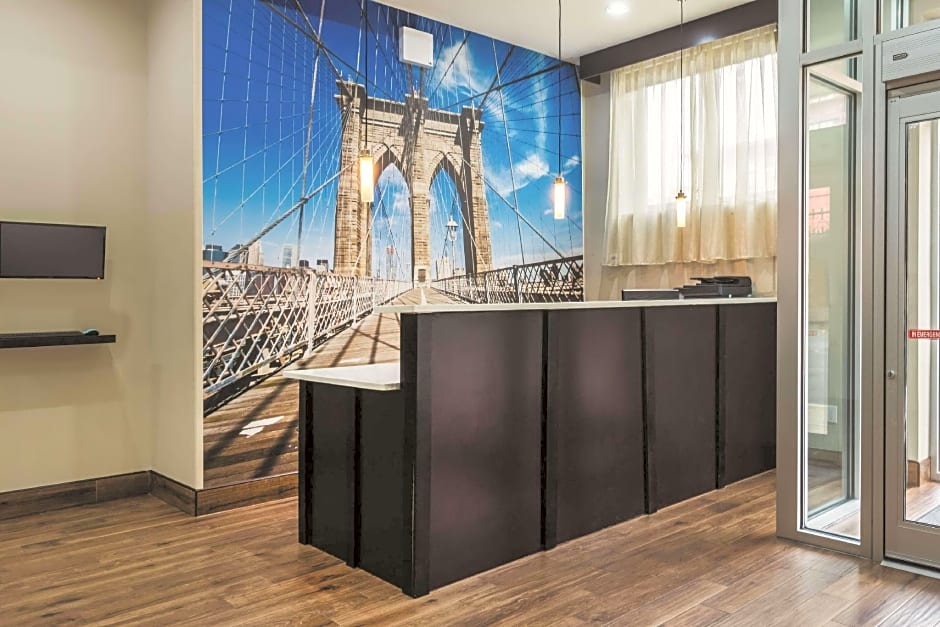 La Quinta Inn & Suites by Wyndham Brooklyn Central