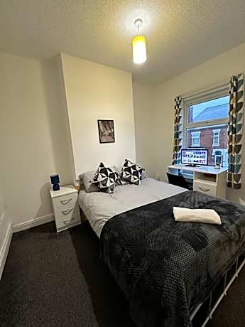 Lovely Town house Room 2