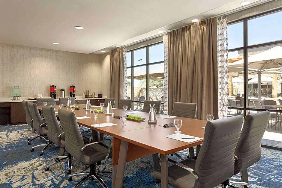 Embassy Suites By Hilton San Antonio Brooks Hotel - Spa