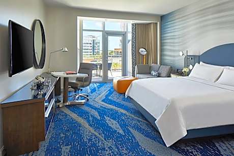 Guest room, 1 King, Balcony (Mobility Accessible w/Roll-in Shower)