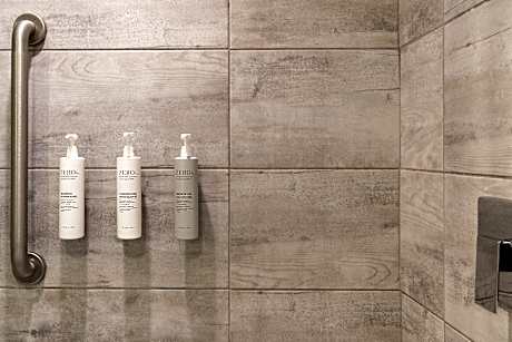 2 Queen Beds Shower Only