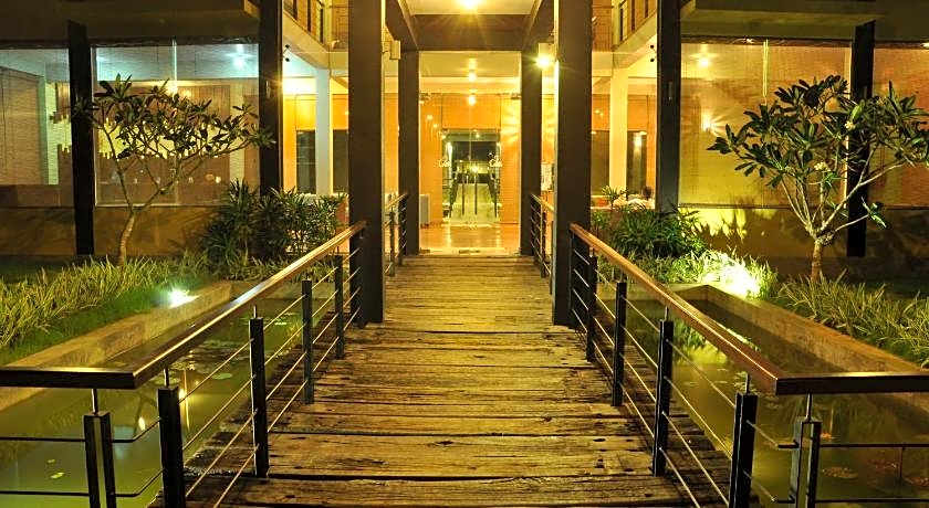 Laya Safari Hotel