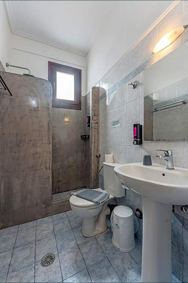 Birds Villa Apartments with Heated Pool - Including Car and Breakfast