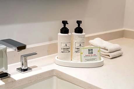 Deluxe Two Doubles - Mobility Accessible - Roll-In Shower