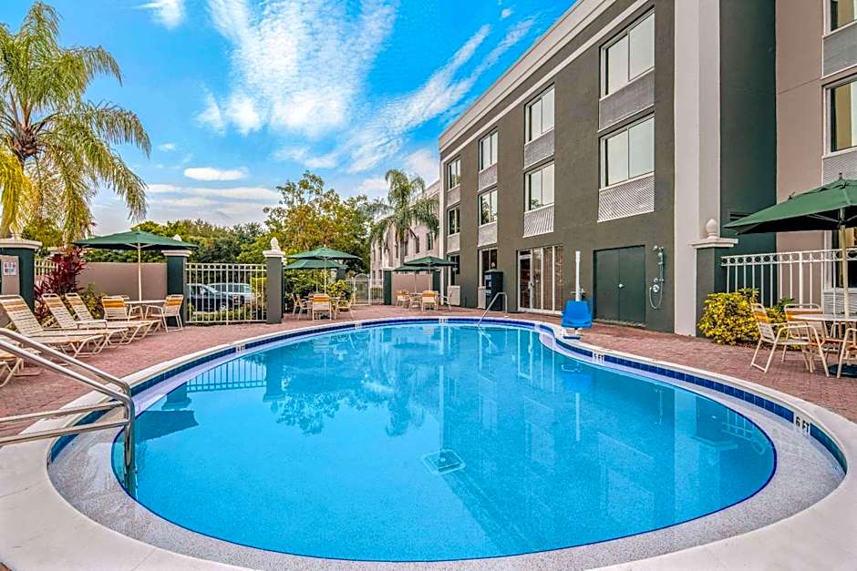 La Quinta Inn & Suites by Wyndham Naples Downtown