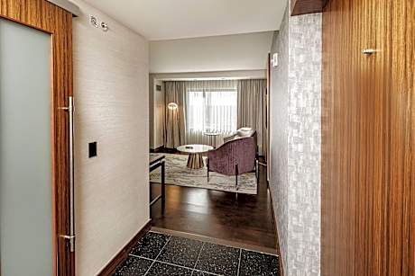 King Suite with Living room - Disability Access/Non Smoking